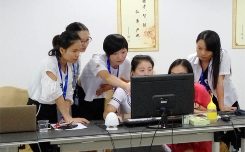  美女們互相交流學習，氣氛有點嚴肅啊
